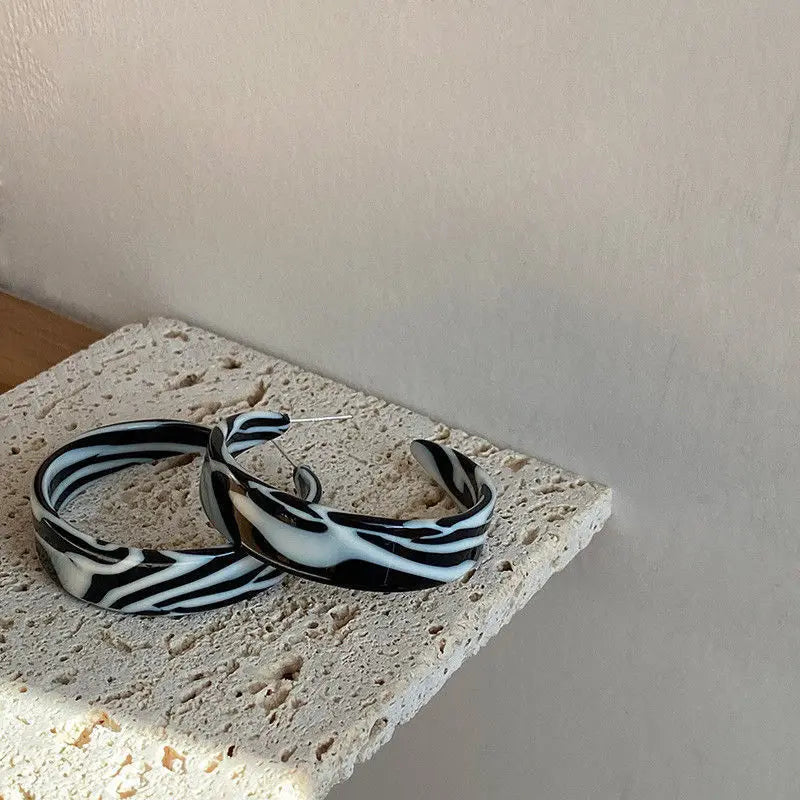 2026 New Fashion Exaggerated Zebra Pattern Acrylic Earrings for Women Black White Sexy Zebra Teardrop Jewelry Wholesale Earring