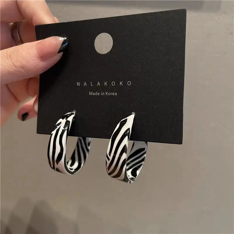 2026 New Fashion Exaggerated Zebra Pattern Acrylic Earrings for Women Black White Sexy Zebra Teardrop Jewelry Wholesale Earring